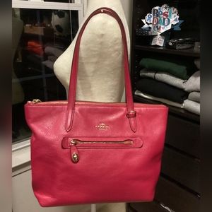 Crossgrain leather inside cell phone and multifunction pockets zip top closure